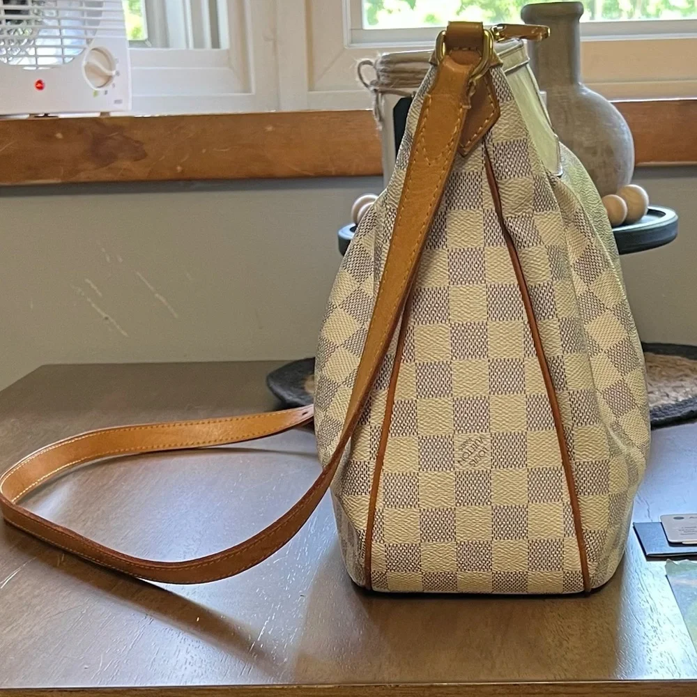 Authentic Louis Vuitton Siracusa MM - Picture 2 of 16